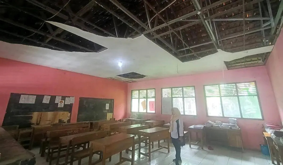 Kondisi ruang kelas SDN Gunungsari 04 Bogor yang atapnya ambruk. (Sumber: Istimewa)