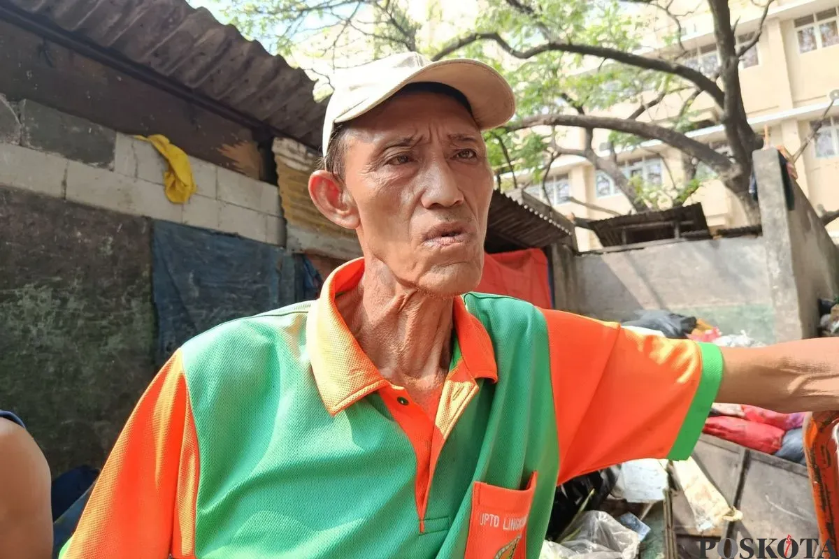Petugas kebersihan mengeluhkan tumpukan sampah di Kelurahan Pejuang, Kecamatan Medan Satria, Kota Bekasi, Kamis, 7 Agustus 2025. (Sumber: Poskota/Nurpini Aulia Rapika)