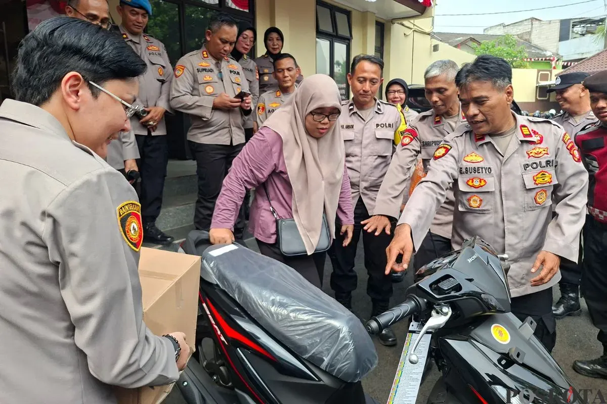 Mutami Ayimin, 29 tahun, menerima motor baru dari Polsek Pesanggarahan, Jakarta Selatan, Kamis, 7 Agustus 2025. (Sumber: Poskota/Angga Pahlevi)