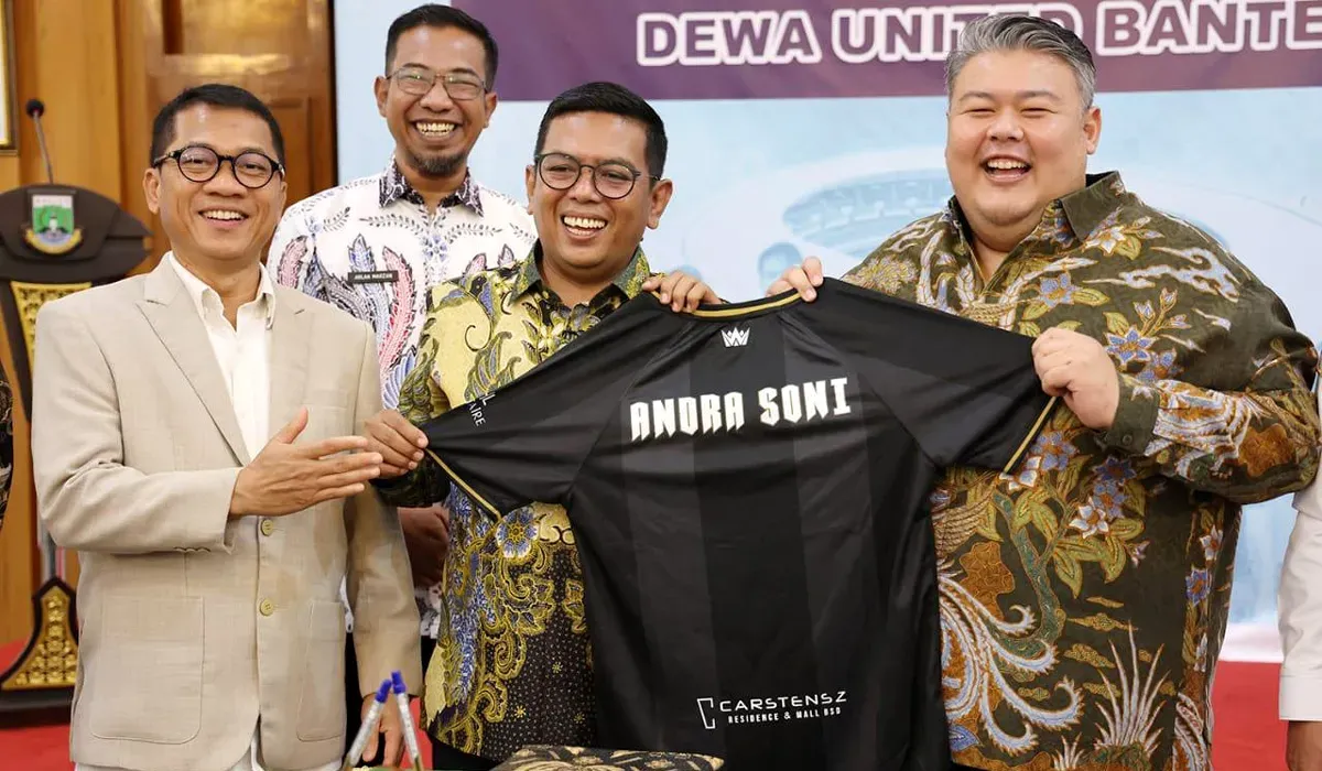 Gubernur Banten, Andra Soni dan Presiden Dewa United FC, Ardian Satya Negara, usai menandatangani MoU disaksikan Yandri Susanto. (Sumber: Dok Kominfo Pemprov Banten)