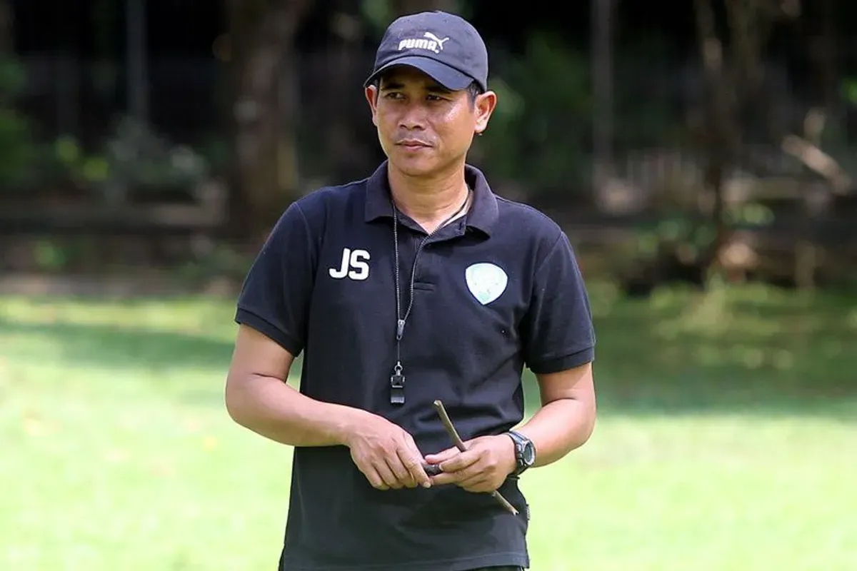 Pelatih Joko Susilo yang gagal membawa kemenangan Timnas Indonesia Putri di Piala AFF 2025. (Sumber: X/@womensfootie_id)