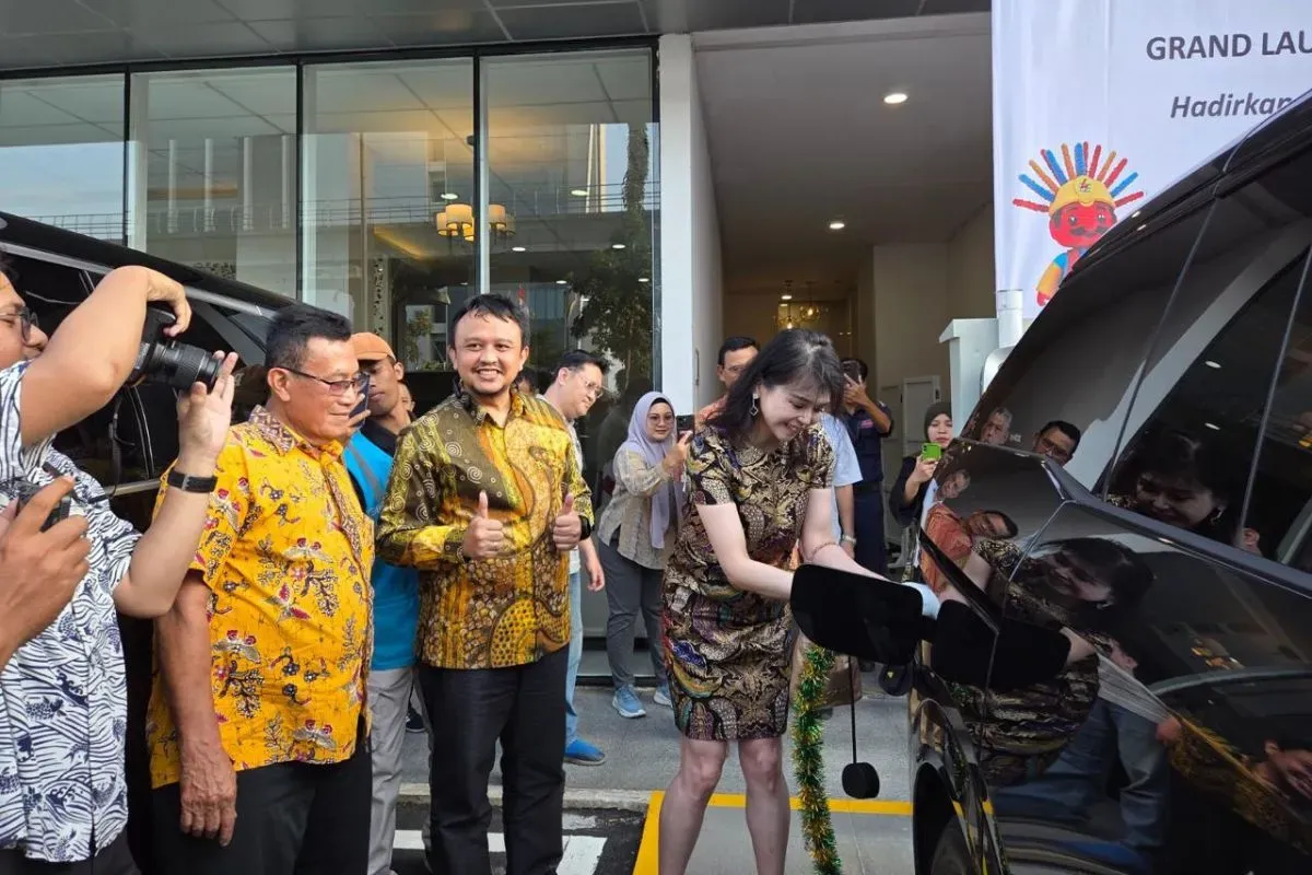 Direktur Pemasaran PT Pikko Group, Sicilia Alexander Setiawan didampingi Manager PLN UP3 Kramat Jati, Beny Indra Praja melakukan pengisian daya kendaraan listrik pertama di SPKLU Signature Park. (Sumber: Dok. PLN UID Jakarta Raya)