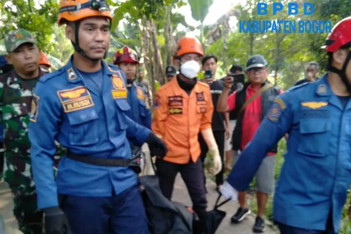 Petugas membawa jasad M yang ditemukan tewas, pada Kamis 7 Agustus 2025, di Kali Ciluer, Kampung Pasirkakapa, Desa Sukaraja, Kabupaten Bogor. (Sumber: BPBD)