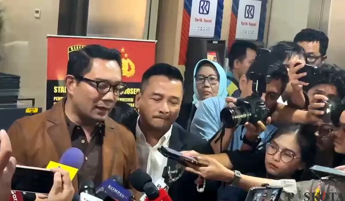 Mantan Gubernur Jawa Barat, Ridwan Kamil, saat diwawancarai awak media setelah selesai menjalani tes genetik DNA di Bareskrim Polri, Jakarta Selatan, pada Kamis, 7 Agustus 2025. (Sumber: POSKOTA | Foto: Ali Mansur)