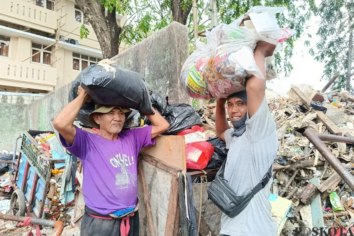 Petugas kebersihan membawa sampah di Kelurahan Pejuang, Kecamatan Medan Satria, Kota Bekasi, Kamis, 7 Agustus 2025. (Sumber: Poskota/Nurpini Aulia Rapika)