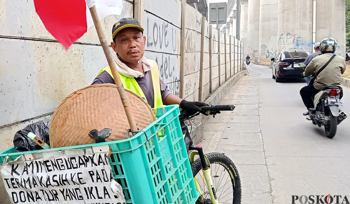 Dahlan Sulaiman, mantan sopir perusahaan transportasi yang jadi relawan kebersihan di Jalan Raya Cikunir, Kelurahan Jakamulya, Kota Bekasi. (Sumber: POSKOTA | Foto: Nurpini Aulia Rapika)