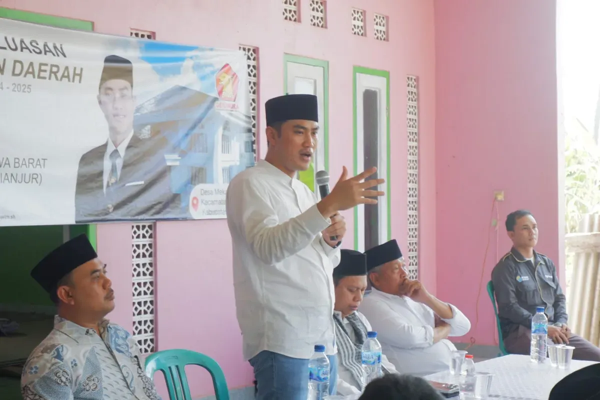 Anggota DPRD Jabar Abdul Karim saat menggelar sosialisasi Perda No.1 tahun 2021 tentang Fasilitasi Penyelenggaraan Pesantren di Pondok Pensantren (Ponpes) Safinati Mekarsari, Desa Mekarsari, Cianjur (Sumber: Dok. DPRD Jawa Barat)
