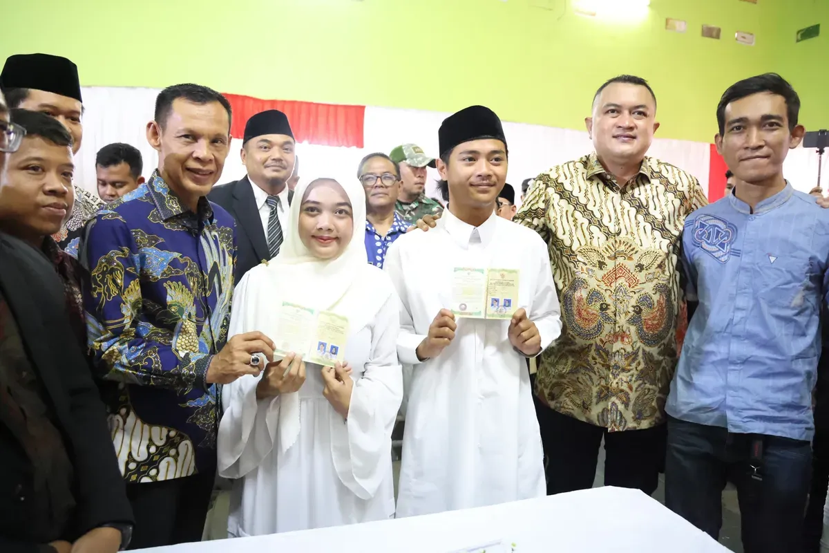 Bupati Bogor dan Wakil Bupati Bogor menghadiri acara nikah masal di Kecamatan Cijeruk, Kabupaten Bogor. (Sumber: Pemkab Bogor)