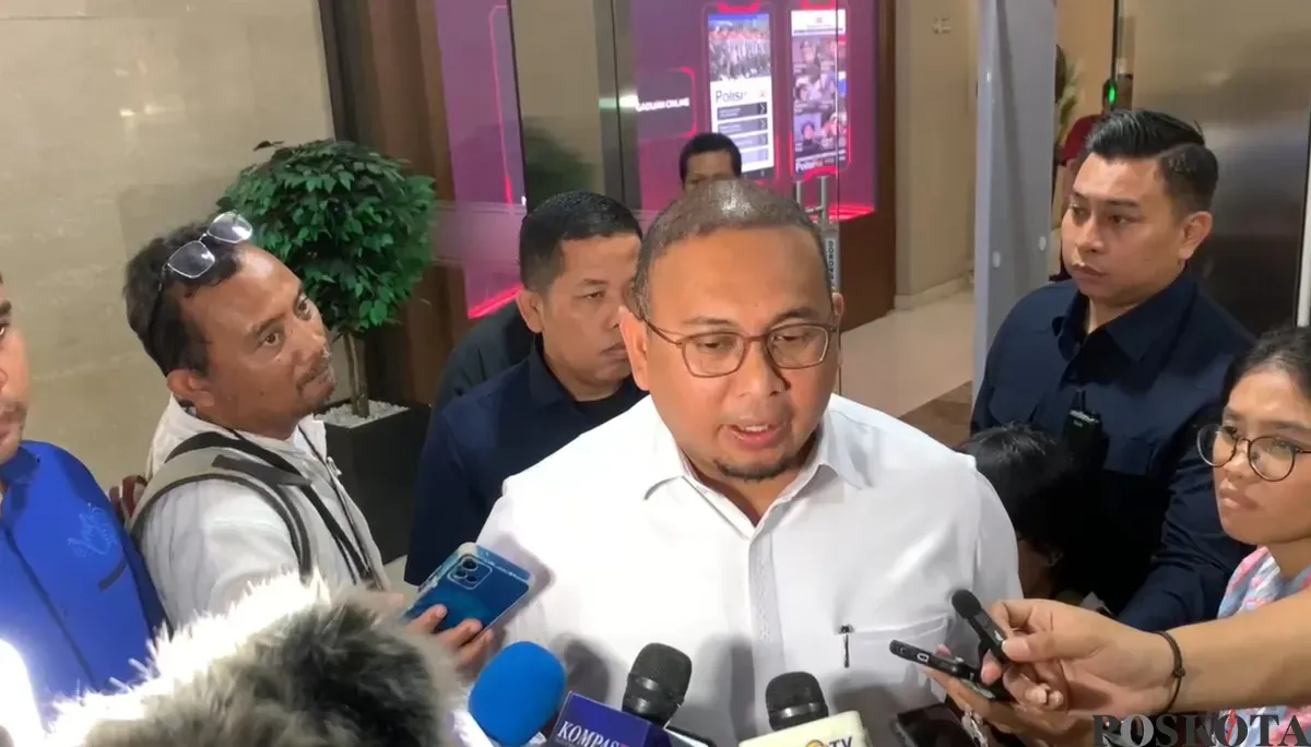 Wakil Ketua Komisi VI DPR sekaligus Penasihat Semen Padang FC Andre Rosiade tiba di Bareskrim Polri, Jakarta Selatan, Jumat 8 Agustus 2025. (Sumber: Poskota/Ali Mansur)