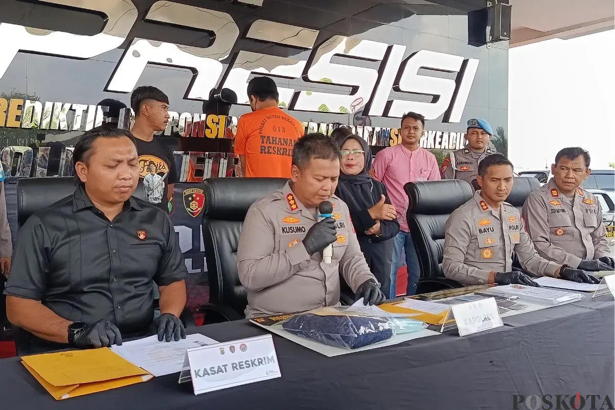 Polres Metro Bekasi Kota menangkap seorang ART di Bekasi Utara dan kekasihnya atas kasus kekerasan seksual berbasis elektronik, Jumat, 8 Agustus 2025. (Sumber: Poskota/Nurpini Aulia Rapika)