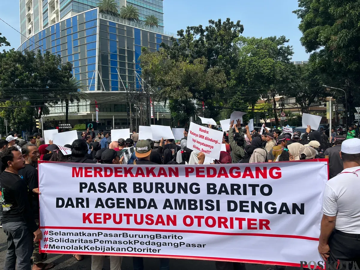 Puluhan pedagang Pasar Barito, Kebayoran Baru, Jakarta Selatan, gelar unjuk rasa, Jumat, 8 Agustus 2025. (Sumber: Poskota/Pandi Ramedhan)