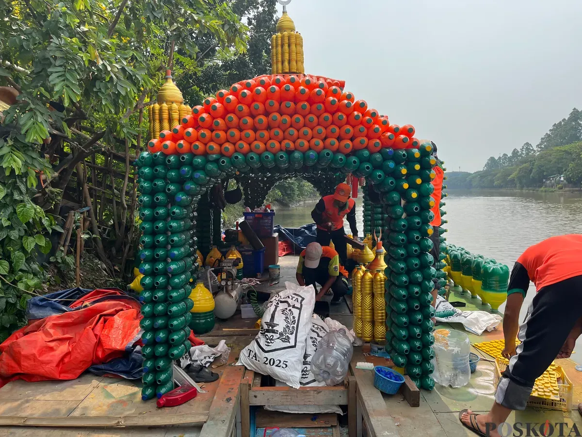 Petugas tengah merakit perahu bertema Masjid Apung di Kali Cengkareng Drain, Cengkareng, Jakarta Barat. (Sumber: Poskota/Pandi Ramedhan)