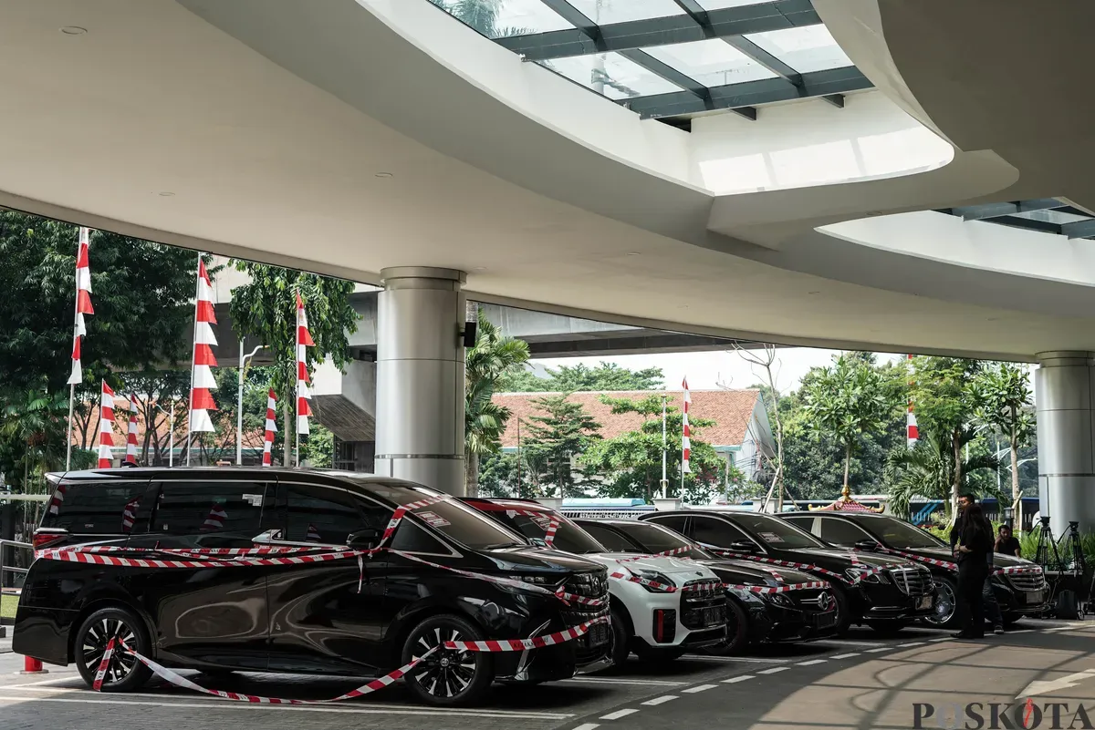 Jurnalis merekam sejumlah mobil sitaan penyidik Jaksa Agung Muda Bidang Tindak Pidana Khusus (Jampidsus) di Kejaksaan Agung, Jakarta, Selasa, 5 Agustus 2025. (Sumber: Poskota/Bilal Nugraha Ginanjar)