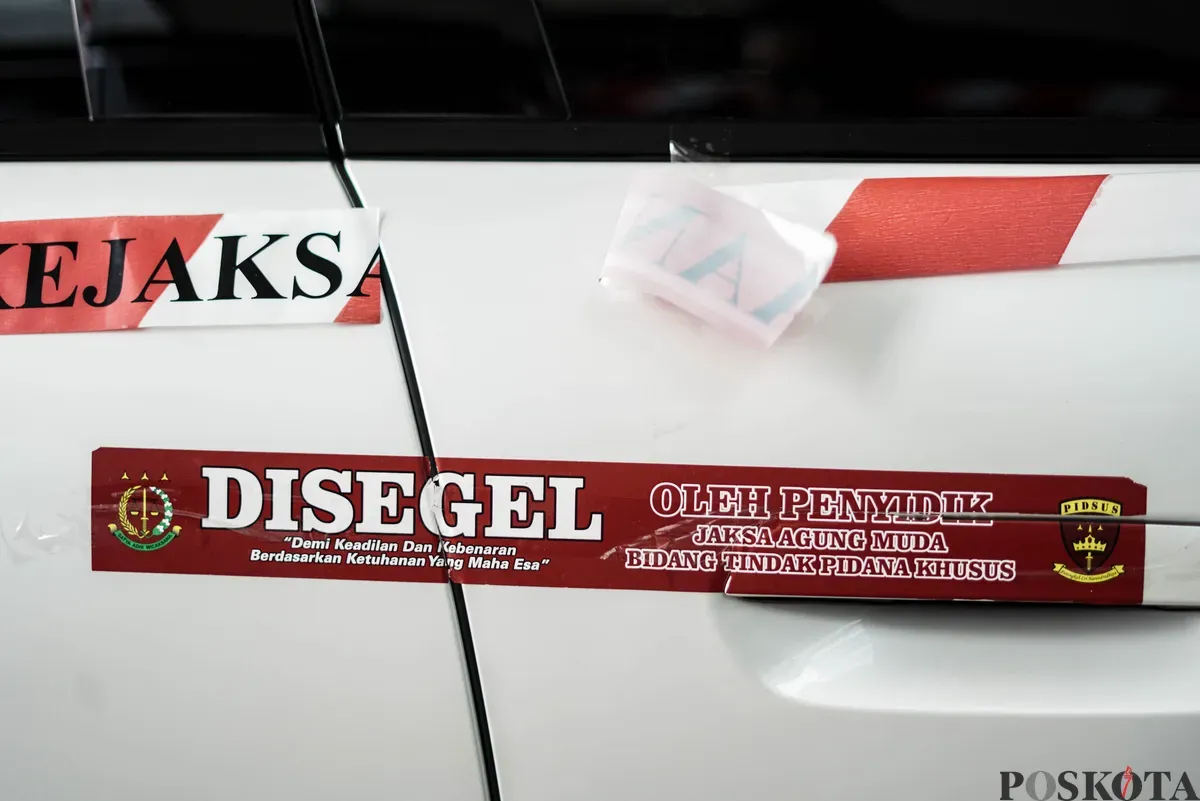 Jurnalis merekam sejumlah mobil sitaan penyidik Jaksa Agung Muda Bidang Tindak Pidana Khusus (Jampidsus) di Kejaksaan Agung, Jakarta, Selasa, 5 Agustus 2025. (Sumber: Poskota/Bilal Nugraha Ginanjar)