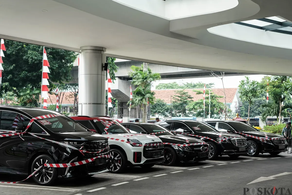 Jurnalis merekam sejumlah mobil sitaan penyidik Jaksa Agung Muda Bidang Tindak Pidana Khusus (Jampidsus) di Kejaksaan Agung, Jakarta, Selasa, 5 Agustus 2025. (Sumber: Poskota/Bilal Nugraha Ginanjar)