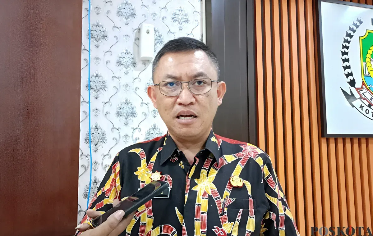 Kepala Disdukcapil Kota Bekasi, Taufiq Rachmat, membantah oknum yang menguras rekening warga Jatisampurna bermodus aplikasi KTP digital palsu dari pegawai Disdukcapil. Jumat, 8 Agustus 2025. (Sumber: Poskota/Nurpini Aulia Rapika)