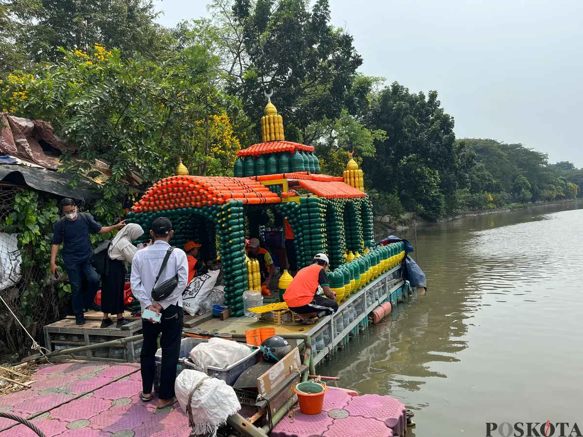 Petugas tengah merakit perahu bertema Masjid Apung di Kali Cengkareng Drain, Cengkareng, Jakarta Barat. (Sumber: Poskota/Pandi Ramedhan)