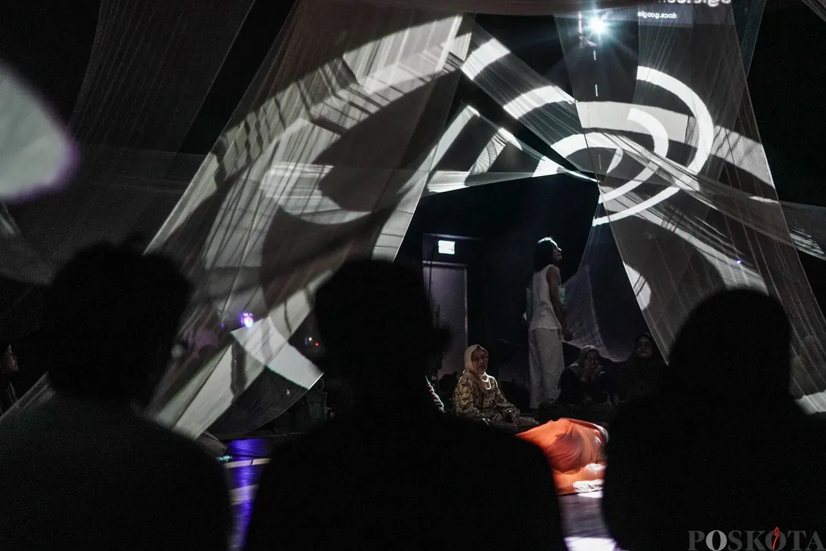 Penampilan Seniman dari Tapir Studio bertajuk 'Tidur Lambak' pada Djakarta International Theater Platform 2025 di Teater Wahyu Sihombing, Taman Ismail Marzuki, Jakarta, Rabu, 6 Agustus 2025. (Sumber: Poskota/Bilal Nugraha Ginanjar)