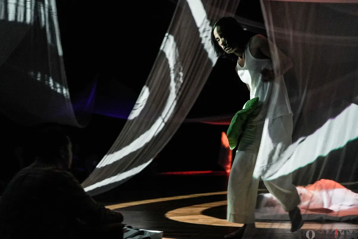 Penampilan Seniman dari Tapir Studio bertajuk 'Tidur Lambak' pada Djakarta International Theater Platform 2025 di Teater Wahyu Sihombing, Taman Ismail Marzuki, Jakarta, Rabu, 6 Agustus 2025. (Sumber: Poskota/Bilal Nugraha Ginanjar)