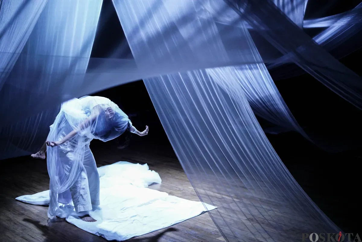 Penampilan Seniman dari Tapir Studio bertajuk 'Tidur Lambak' pada Djakarta International Theater Platform 2025 di Teater Wahyu Sihombing, Taman Ismail Marzuki, Jakarta, Rabu, 6 Agustus 2025. (Sumber: Poskota/Bilal Nugraha Ginanjar)