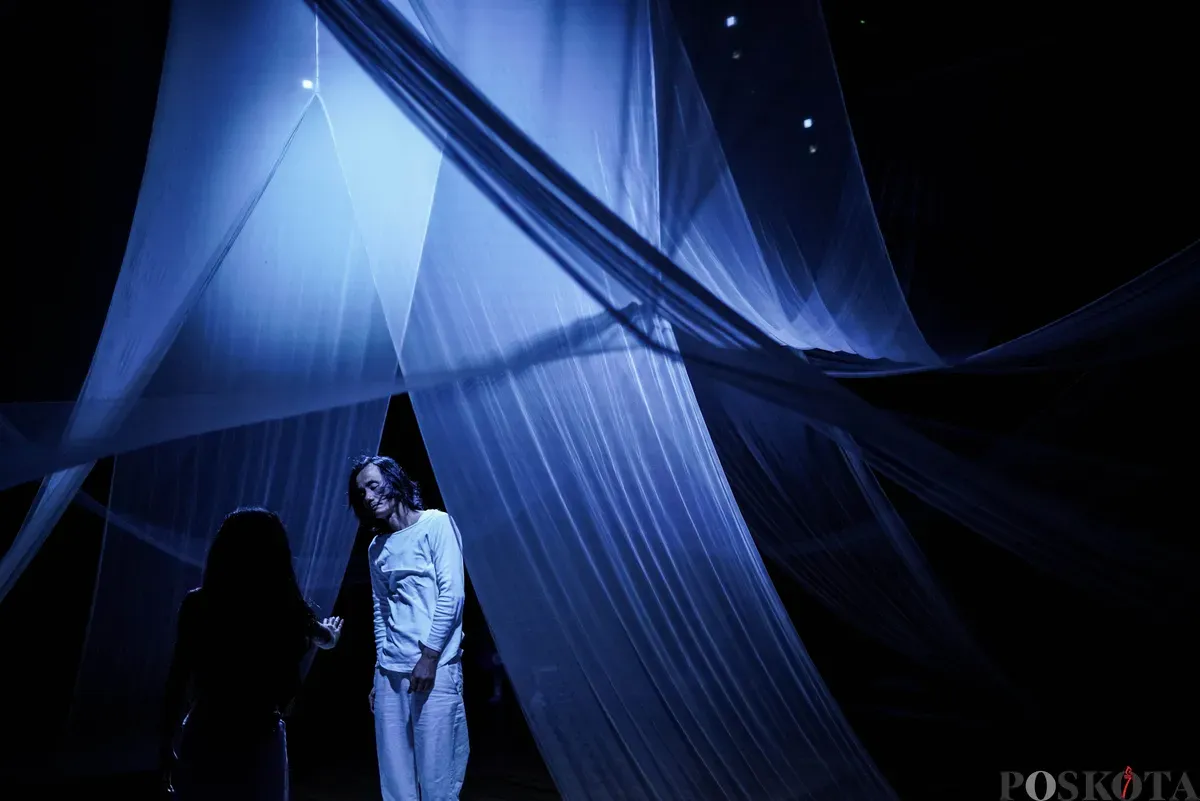 Penampilan Seniman dari Tapir Studio bertajuk 'Tidur Lambak' pada Djakarta International Theater Platform 2025 di Teater Wahyu Sihombing, Taman Ismail Marzuki, Jakarta, Rabu, 6 Agustus 2025. (Sumber: Poskota/Bilal Nugraha Ginanjar)
