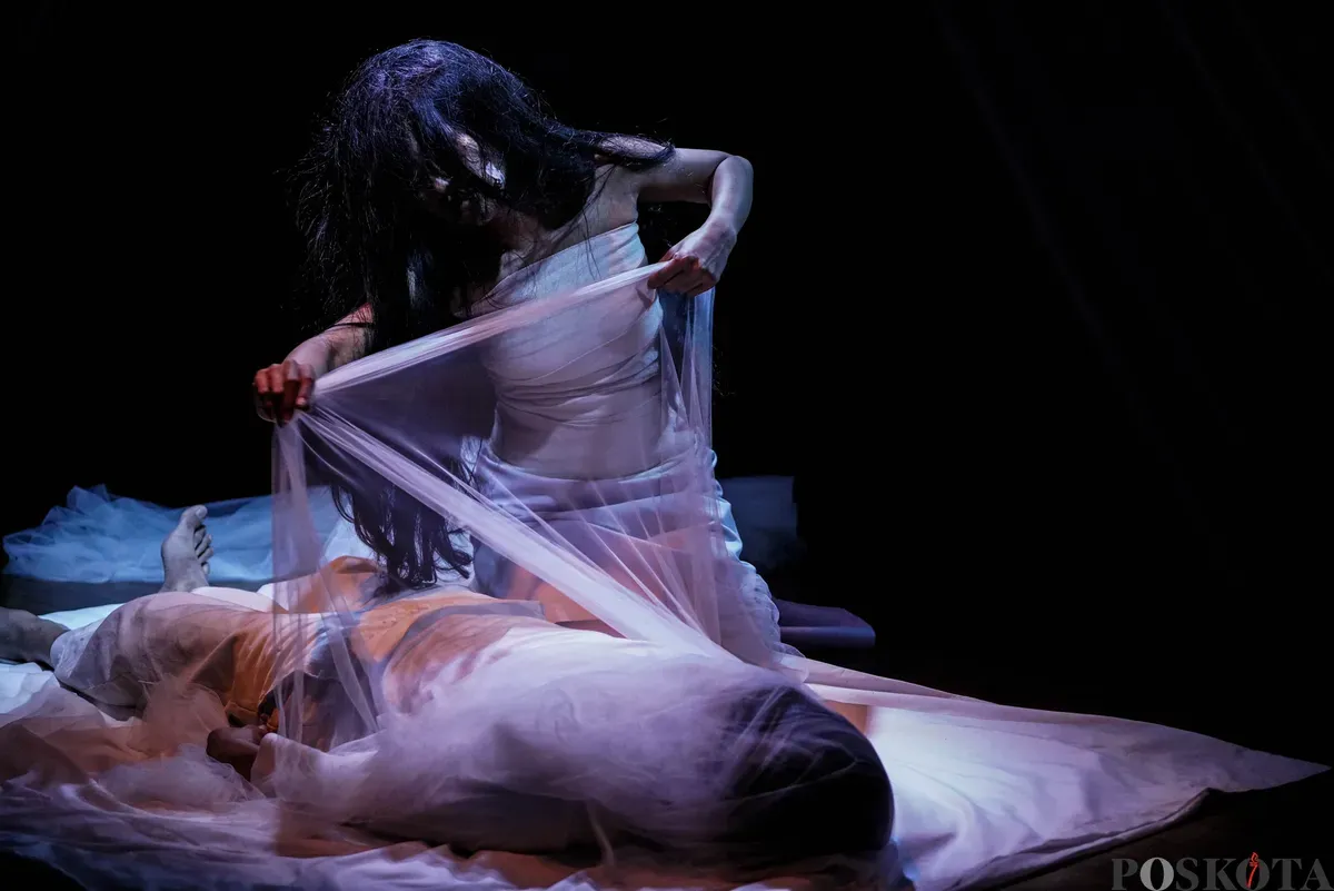 Penampilan Seniman dari Tapir Studio bertajuk 'Tidur Lambak' pada Djakarta International Theater Platform 2025 di Teater Wahyu Sihombing, Taman Ismail Marzuki, Jakarta, Rabu, 6 Agustus 2025. (Sumber: Poskota/Bilal Nugraha Ginanjar)