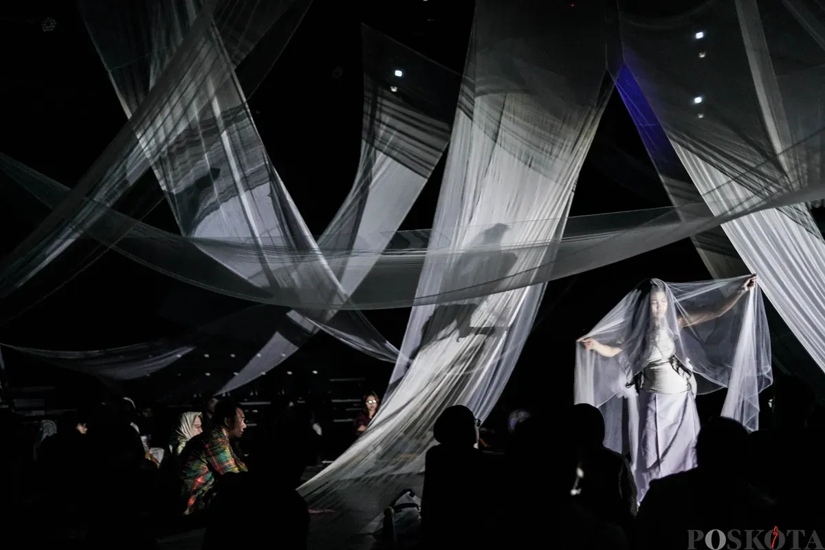 Penampilan Seniman dari Tapir Studio bertajuk 'Tidur Lambak' pada Djakarta International Theater Platform 2025 di Teater Wahyu Sihombing, Taman Ismail Marzuki, Jakarta, Rabu, 6 Agustus 2025. (Sumber: Poskota/Bilal Nugraha Ginanjar)