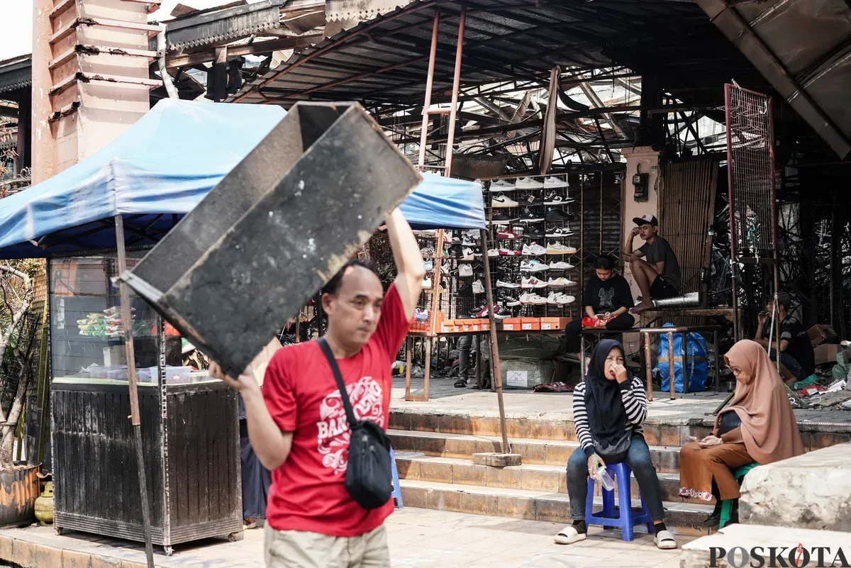 Pedagang menata dagangan di Pasar Taman Puring, Jakarta, Selasa, 5 Agustus 2025. (Sumber: Poskota/Bilal Nugraha Ginanjar)