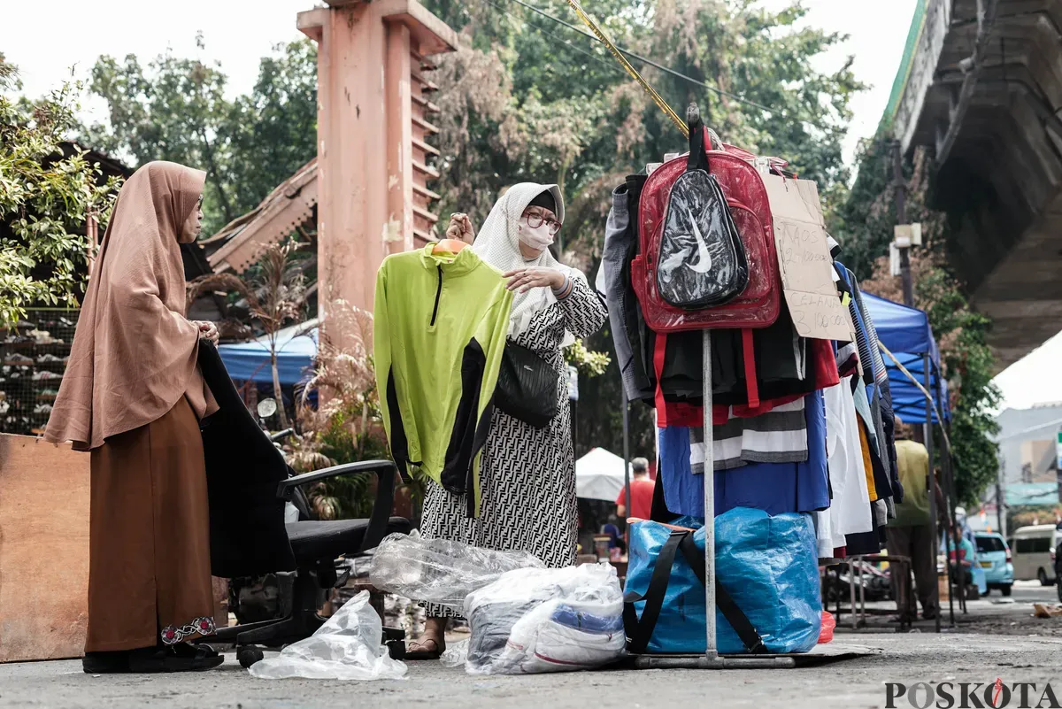 Pedagang menata dagangan di Pasar Taman Puring, Jakarta, Selasa, 5 Agustus 2025. (Sumber: Poskota/Bilal Nugraha Ginanjar)