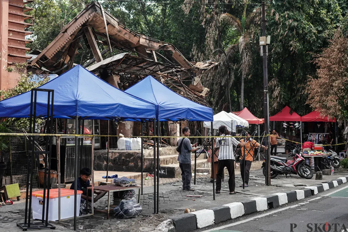 Pedagang menata dagangan di Pasar Taman Puring, Jakarta, Selasa, 5 Agustus 2025. (Sumber: Poskota/Bilal Nugraha Ginanjar)