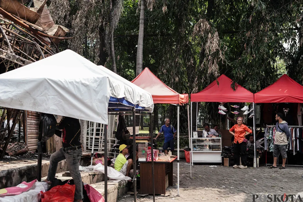Pedagang menata dagangan di Pasar Taman Puring, Jakarta, Selasa, 5 Agustus 2025. (Sumber: Poskota/Bilal Nugraha Ginanjar)