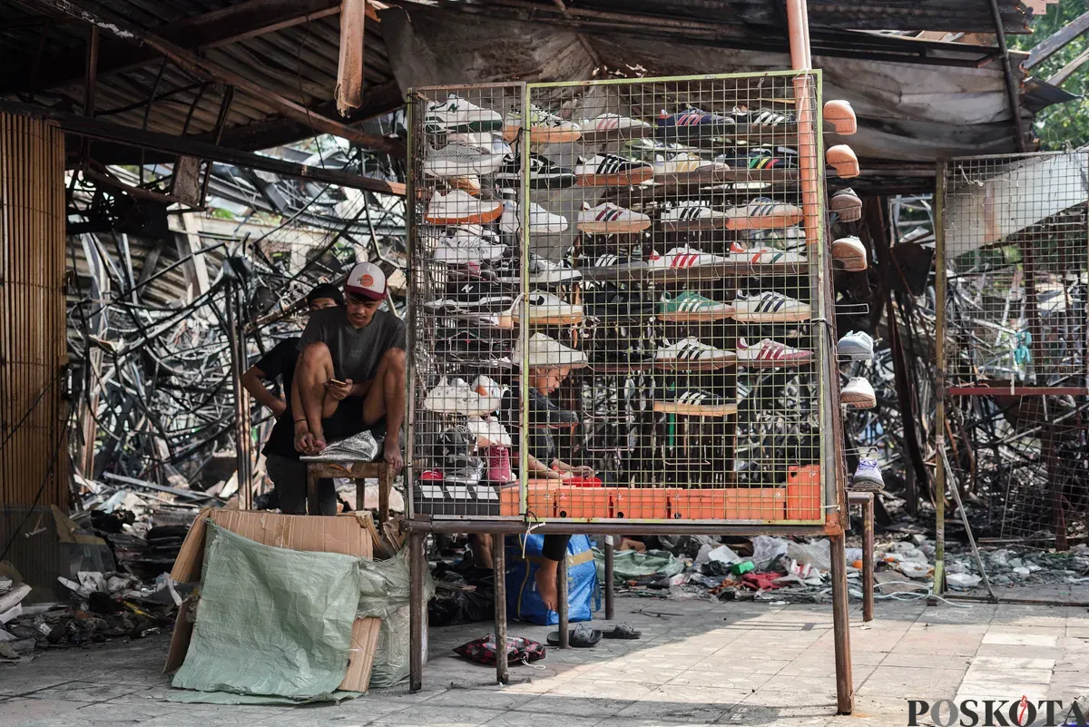 Pedagang menata dagangan di Pasar Taman Puring, Jakarta, Selasa, 5 Agustus 2025. (Sumber: Poskota/Bilal Nugraha Ginanjar)