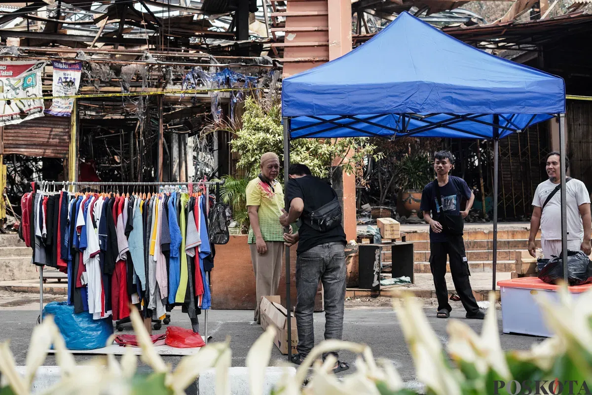 Pedagang menata dagangan di Pasar Taman Puring, Jakarta, Selasa, 5 Agustus 2025. (Sumber: Poskota/Bilal Nugraha Ginanjar)