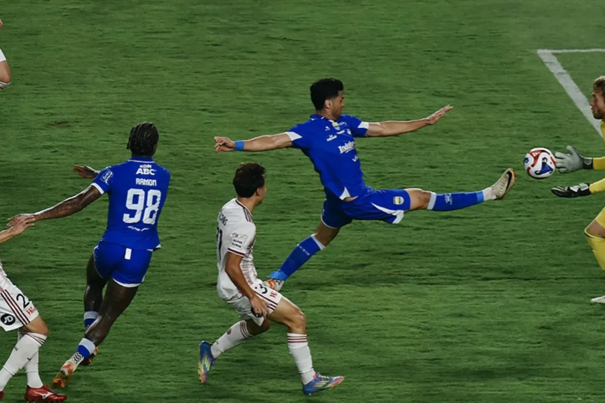 Prediksi susunan pemain Persib Bandung vs Semen Padang di pekan pertama BRI Super League 2025/2026. (Sumber: Instagram/@persib)