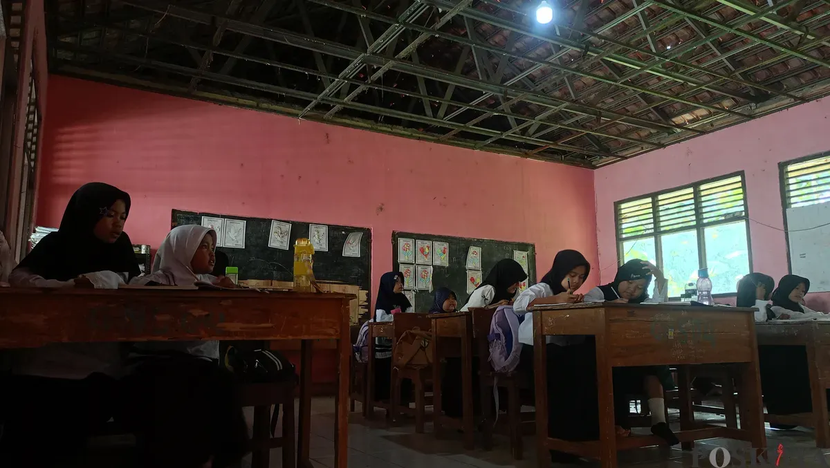 Kondisi kelas SDN Gunungsari 04 di Kabupaten Bogor yang memprihatinkan. Gedung sekolah tersebut telah dibangun pada 1984 dan belum mendapat perbaikan penuh hingga saat ini, Jumat 8 Agustus 2025. (Sumber: Poskota/M. Tegar Jihad)