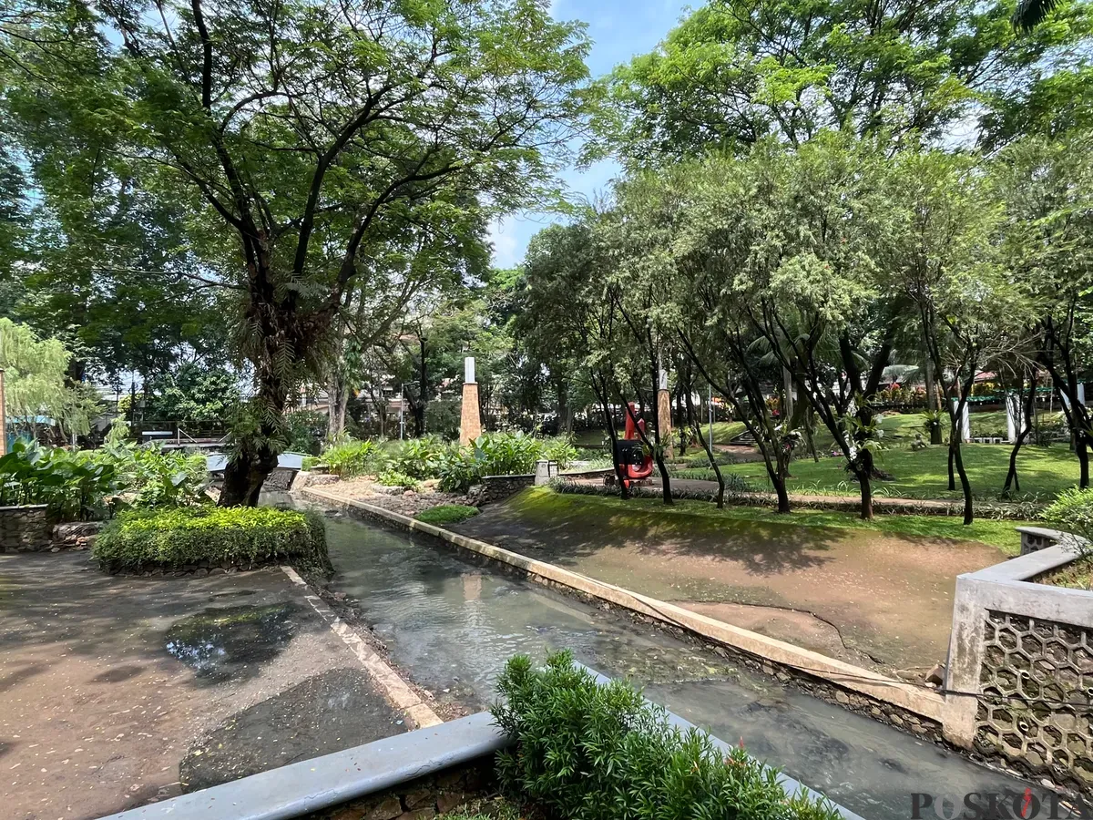 Suasana di Taman Ayodya, yang rencanananya bakal menjadi lokasi Groundbreaking Taman Bendera Pusaka di Kebayoran Baru, Jakarta Selatan, Jumat, 8 Agustus 2025. (Sumber: Poskota/Pandi Ramedhan)