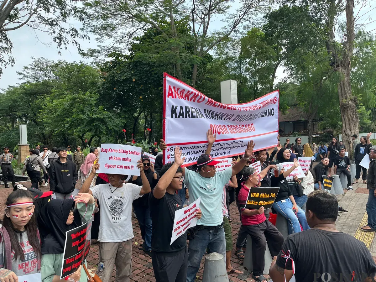 Unjuk rasa pedagang Pasar Barito terkait relokasi oleh Pemprov Jakarta, Jumat, 8 Agustus 2025. (Sumber: Poskota/Pandi Ramedhan)