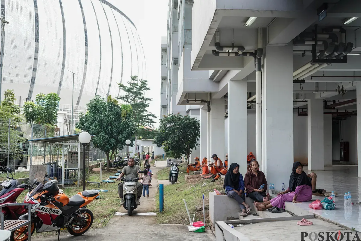 Sejumlah warga Kampung Bayam membawa barang untuk pindah ke Kampung Susun Bayam, Tanjung Priok, Jakarta Utara, Kamis, 7 Agustus 2025. (Sumber: Poskota/Bilal Nugraha Ginanjar)