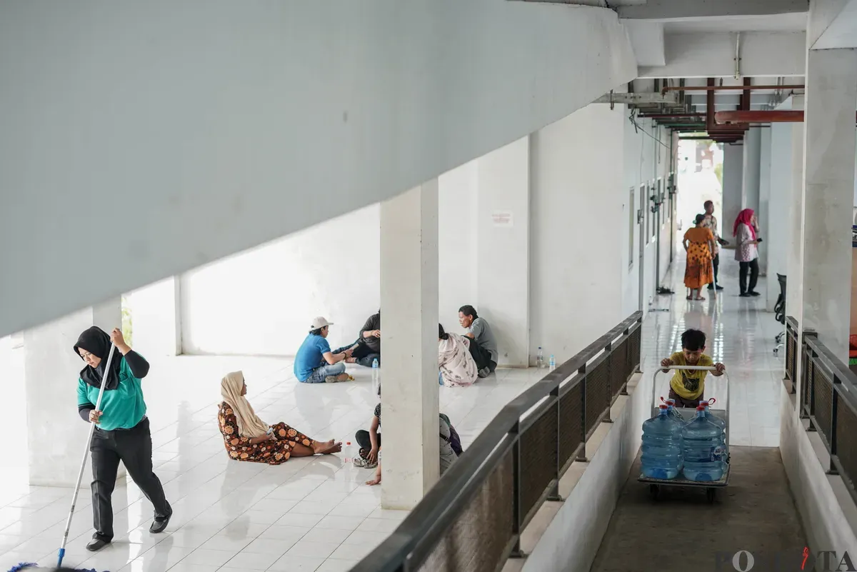 Sejumlah warga Kampung Bayam membawa barang untuk pindah ke Kampung Susun Bayam, Tanjung Priok, Jakarta Utara, Kamis, 7 Agustus 2025. (Sumber: Poskota/Bilal Nugraha Ginanjar)