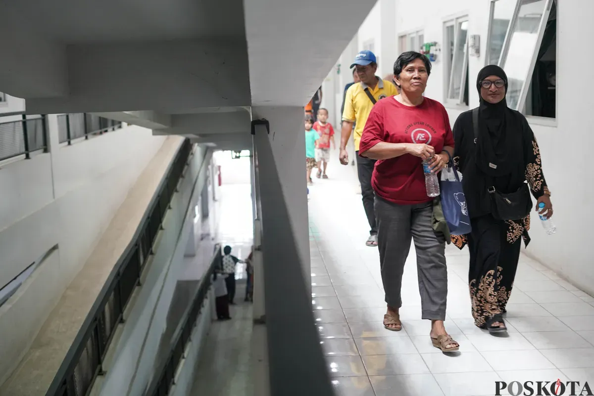 Sejumlah warga Kampung Bayam membawa barang untuk pindah ke Kampung Susun Bayam, Tanjung Priok, Jakarta Utara, Kamis, 7 Agustus 2025. (Sumber: Poskota/Bilal Nugraha Ginanjar)