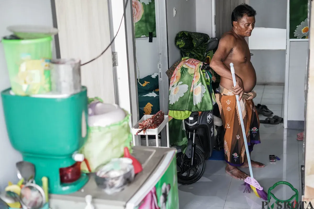 Sejumlah warga Kampung Bayam membawa barang untuk pindah ke Kampung Susun Bayam, Tanjung Priok, Jakarta Utara, Kamis, 7 Agustus 2025. (Sumber: Poskota/Bilal Nugraha Ginanjar)