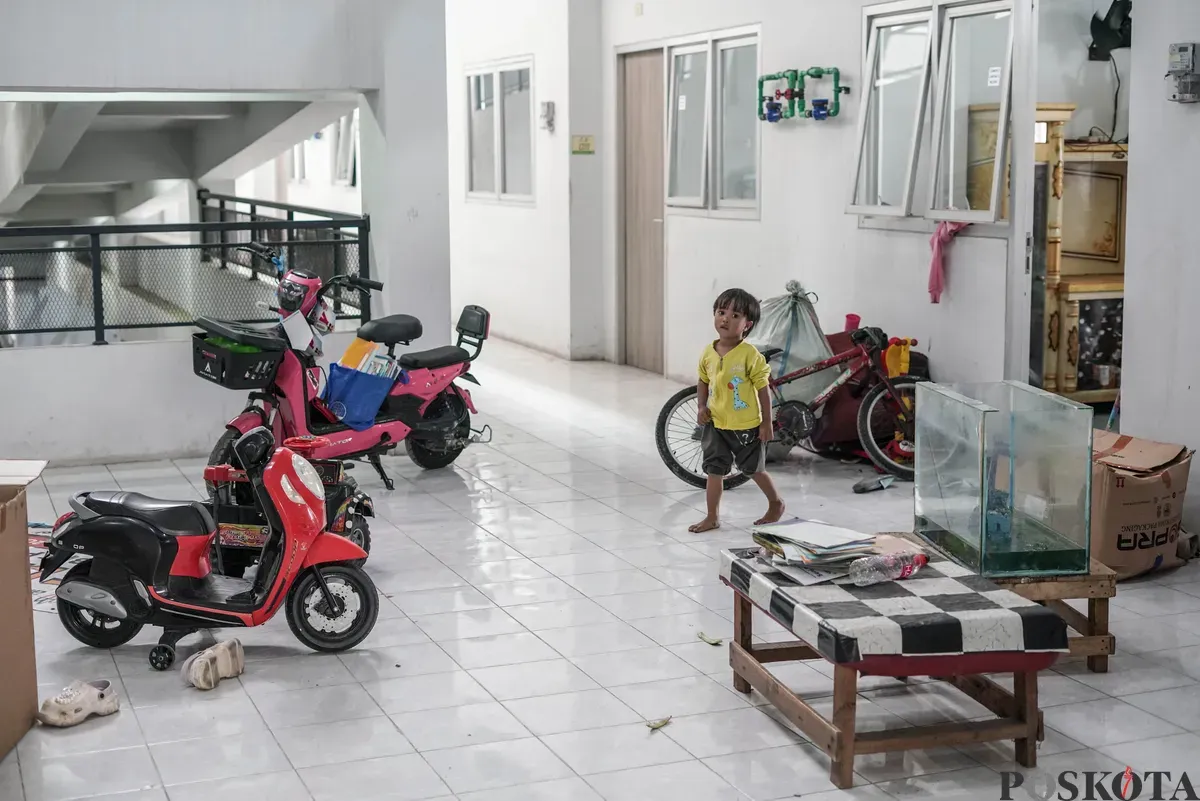 Sejumlah warga Kampung Bayam membawa barang untuk pindah ke Kampung Susun Bayam, Tanjung Priok, Jakarta Utara, Kamis, 7 Agustus 2025. (Sumber: Poskota/Bilal Nugraha Ginanjar)