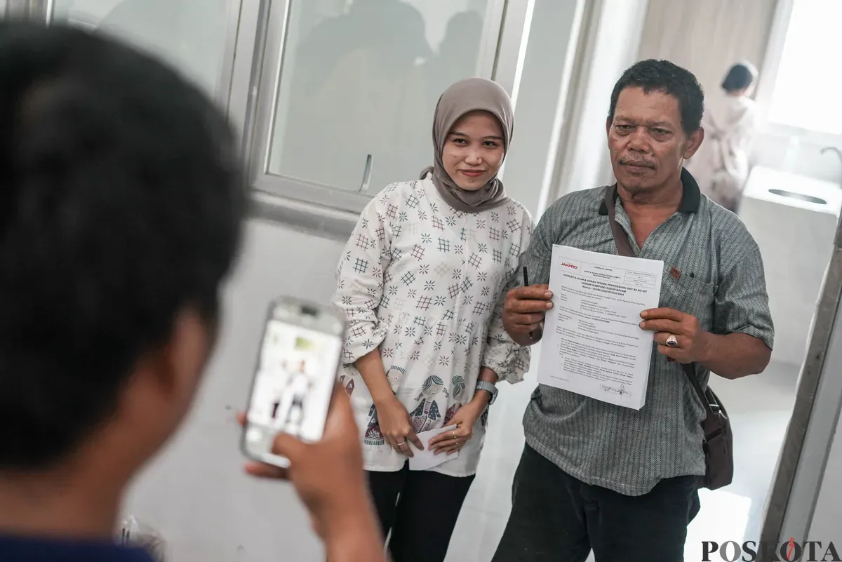 Sejumlah warga Kampung Bayam membawa barang untuk pindah ke Kampung Susun Bayam, Tanjung Priok, Jakarta Utara, Kamis, 7 Agustus 2025. (Sumber: Poskota/Bilal Nugraha Ginanjar)