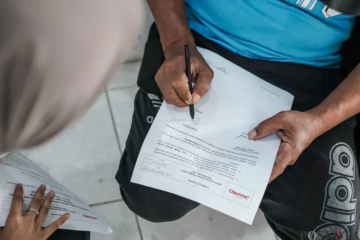 Sejumlah warga Kampung Bayam membawa barang untuk pindah ke Kampung Susun Bayam, Tanjung Priok, Jakarta Utara, Kamis, 7 Agustus 2025. (Sumber: Poskota/Bilal Nugraha Ginanjar)
