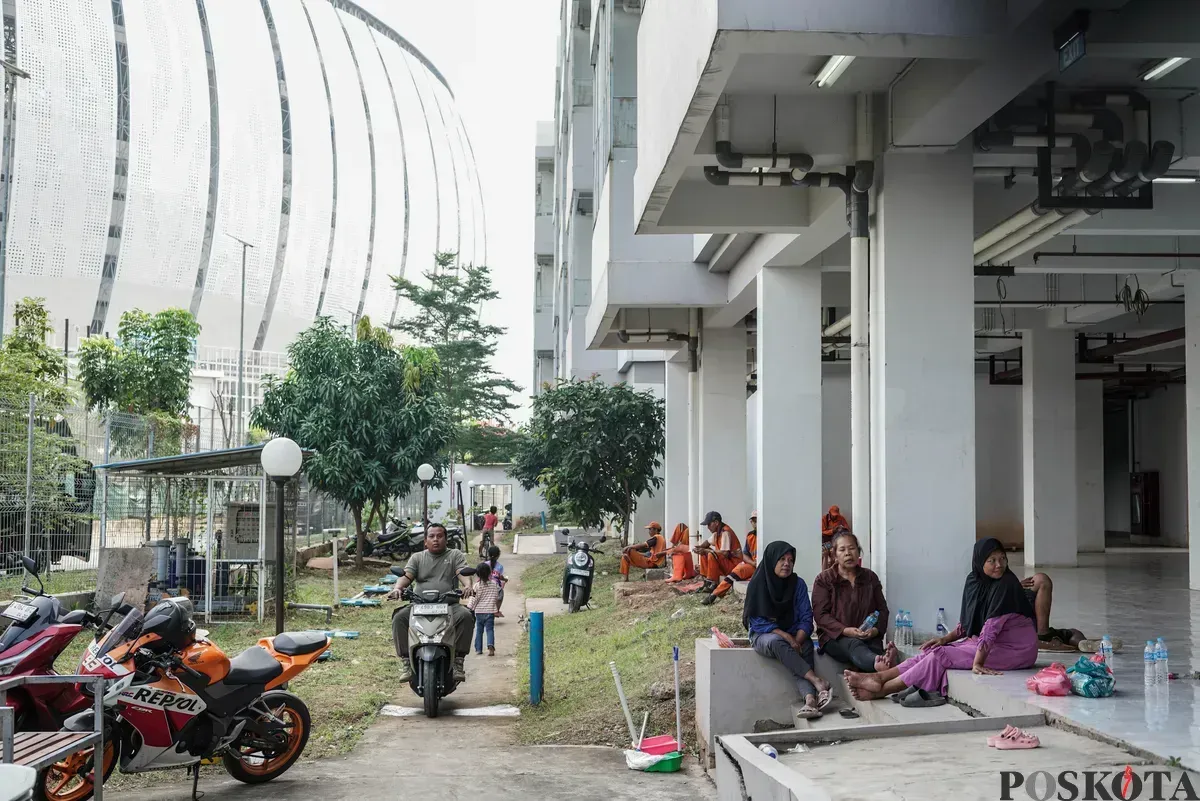 Situasi warga eks Kampung Bayam saat memindahkan barang-barang ke Hunian Pekerja Pendukung Operasional Jakarta International Stadium (HPPO JIS). (Sumber: Poskota/Bilal Nugraha Ginanjar)
