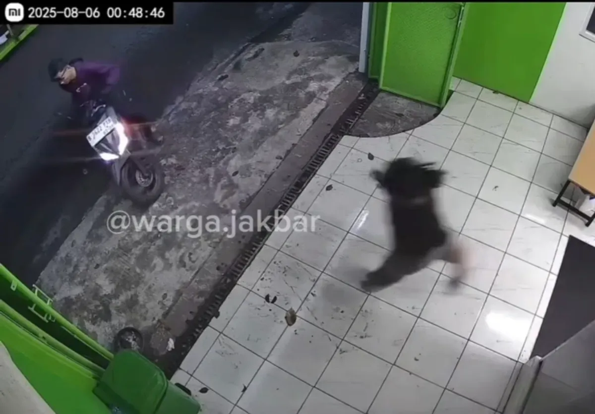 Kamera CCTV merekam aksi pencurian motor milik warga di kawsan Tambora, Jakarta Barat, pada Selasa, 6 Agustus 2025, lalu. (Sumber: Instagram/@warga.jakbar)