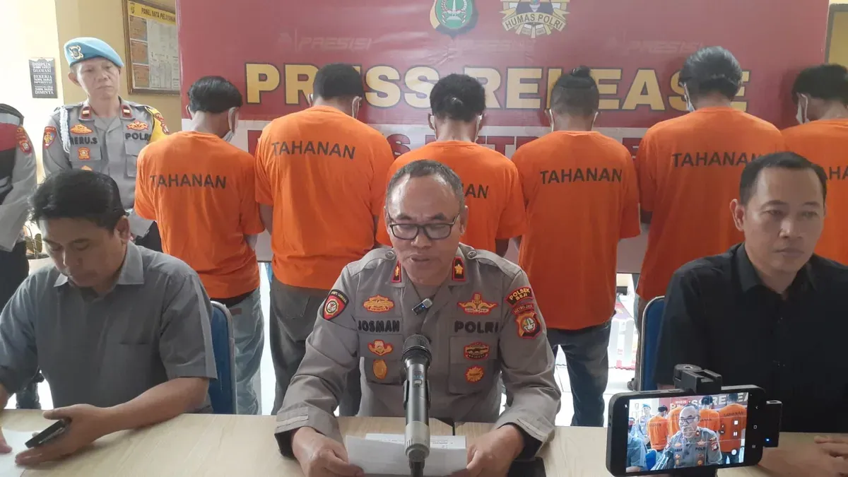 Polisi menghadirkan sejumlah tersangka, 4 di antaranya debcollector perampas motor di Kota Depok dalam konferensi pers baru-baru ini. (Sumber: Poskota/Angga Pahlevi)