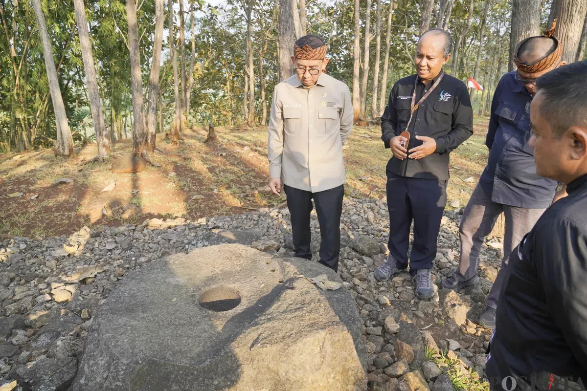 Menteri Kebudayaan Republik Indonesia (RI), Fadli Zon, mengunjungi situs Batu Lulumpang di Kabupaten Garut. (Sumber: POSKOTA | Foto: Gatot Poedji Utomo)