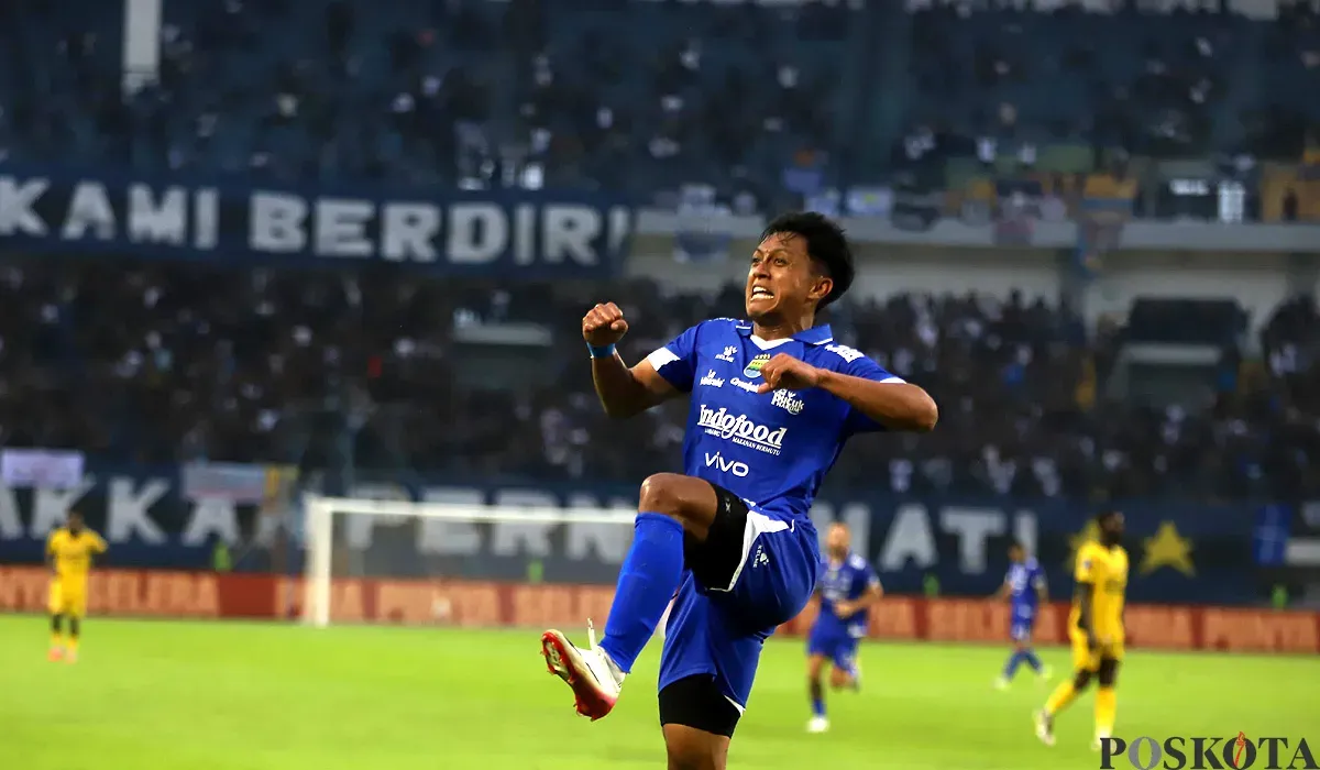 Pemain Persib Bandung, Febri Hariyadi, merayakan gol yang dicetak ke gawang Semen Padang dalam laga Super League 2025-2026 di di Stadion GBLA, Sabtu 9 Agustus 2025. (Sumber: POSKOTA | Foto: Gatot Poedji Utomo)