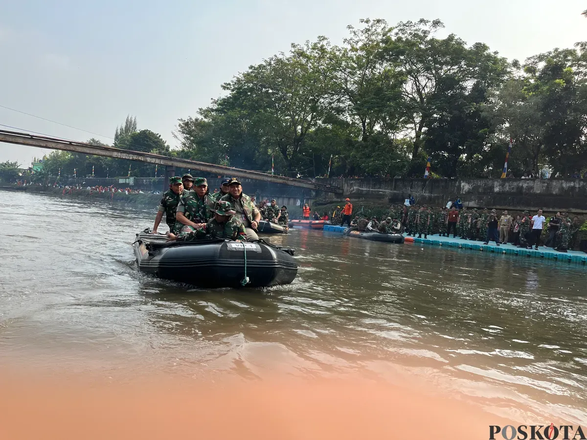 Pangdam Jaya Mayjen Deddy Suryadi bersama Wali Kota Jakarta Barat Uus Kuswanto, menyusuri sungai ciliwung di kawasan Tambora, Jakarta Barat, Sabtu, 9 Agustus 2025. (Sumber: Poskota/Pandi Ramedhan)